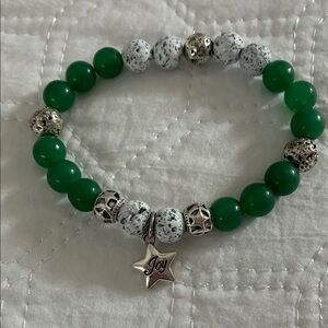 Green & White Beaded Stretch Bracelet with 'Joy' Star Charm - Unbranded
